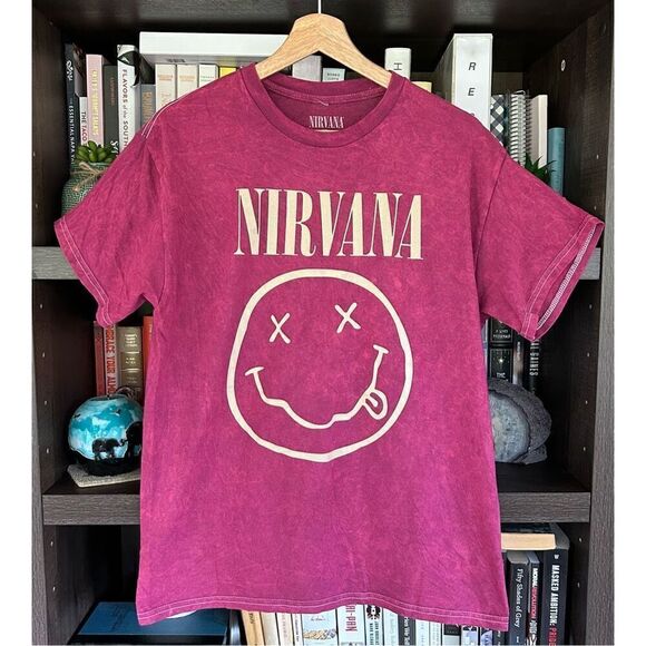 🐿️ NWOT Nirvana Mineral Wash Berry Red Smiley Graphic Short Slv Tee Unisex Med - Picture 1 of 4